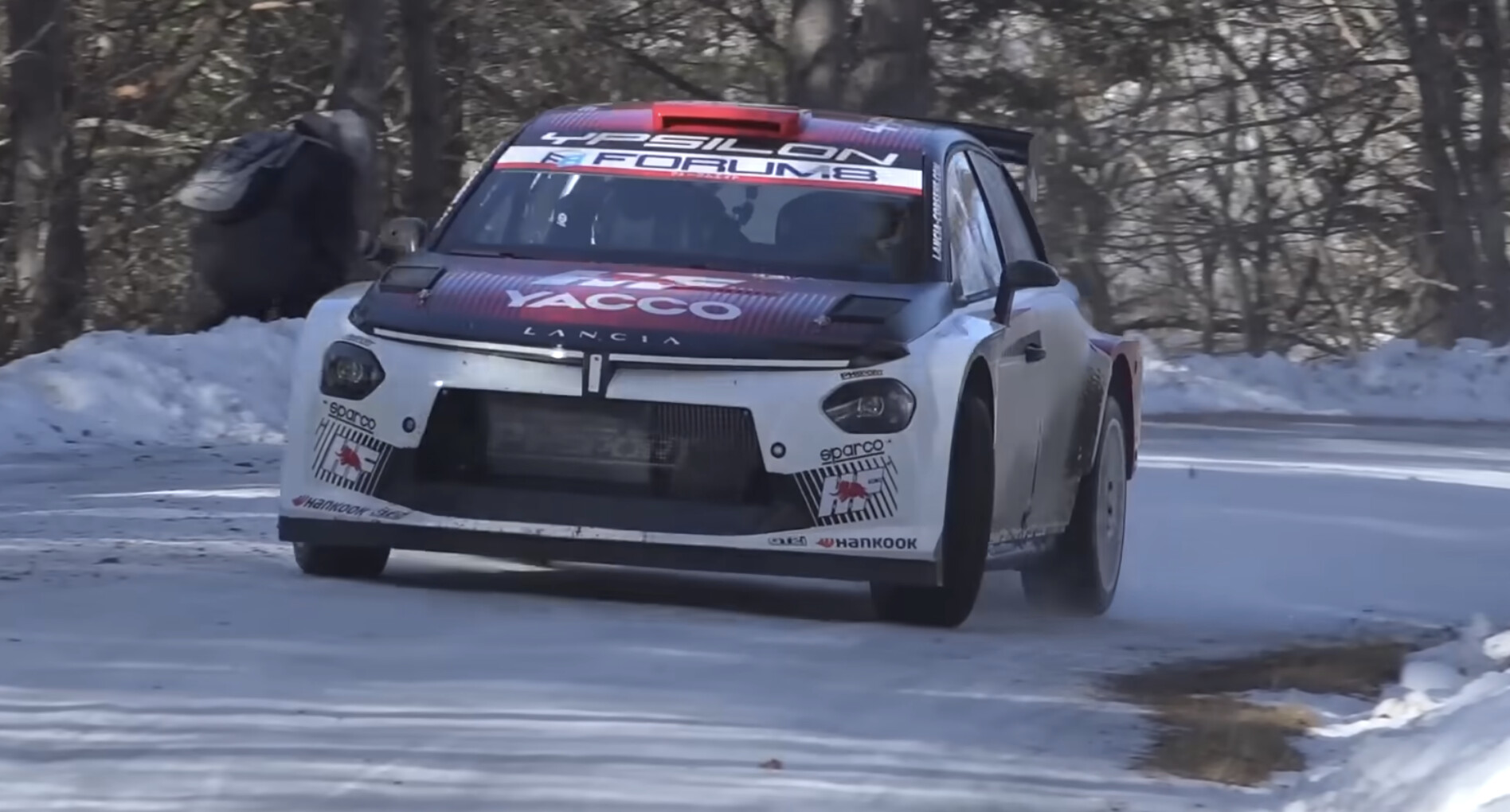 Vidéo : Dans le blizzard des Alpes, la Lancia Ypsilon Rally2 affûte ses griffes