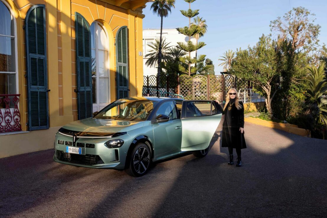 Patty Pravo et la Lancia Ypsilon : Une « Opera » nocturne dans les rues de Rome