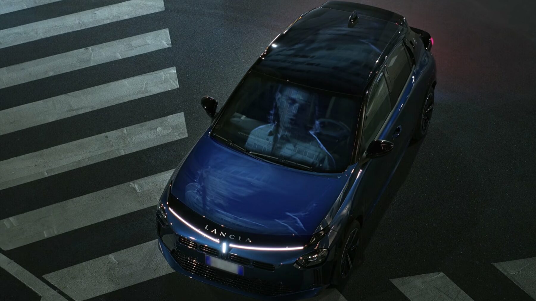 Lancia Ypsilon star du clip « Dedica » d&rsquo;Ernia : Nocturne cinématographique dans les rues de Milan
