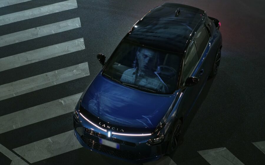 Lancia Ypsilon star du clip « Dedica » d’Ernia : Nocturne cinématographique dans les rues de Milan